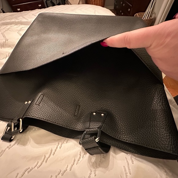 Mid-size black shoulder bag/carry on bag. - Picture 5 of 7